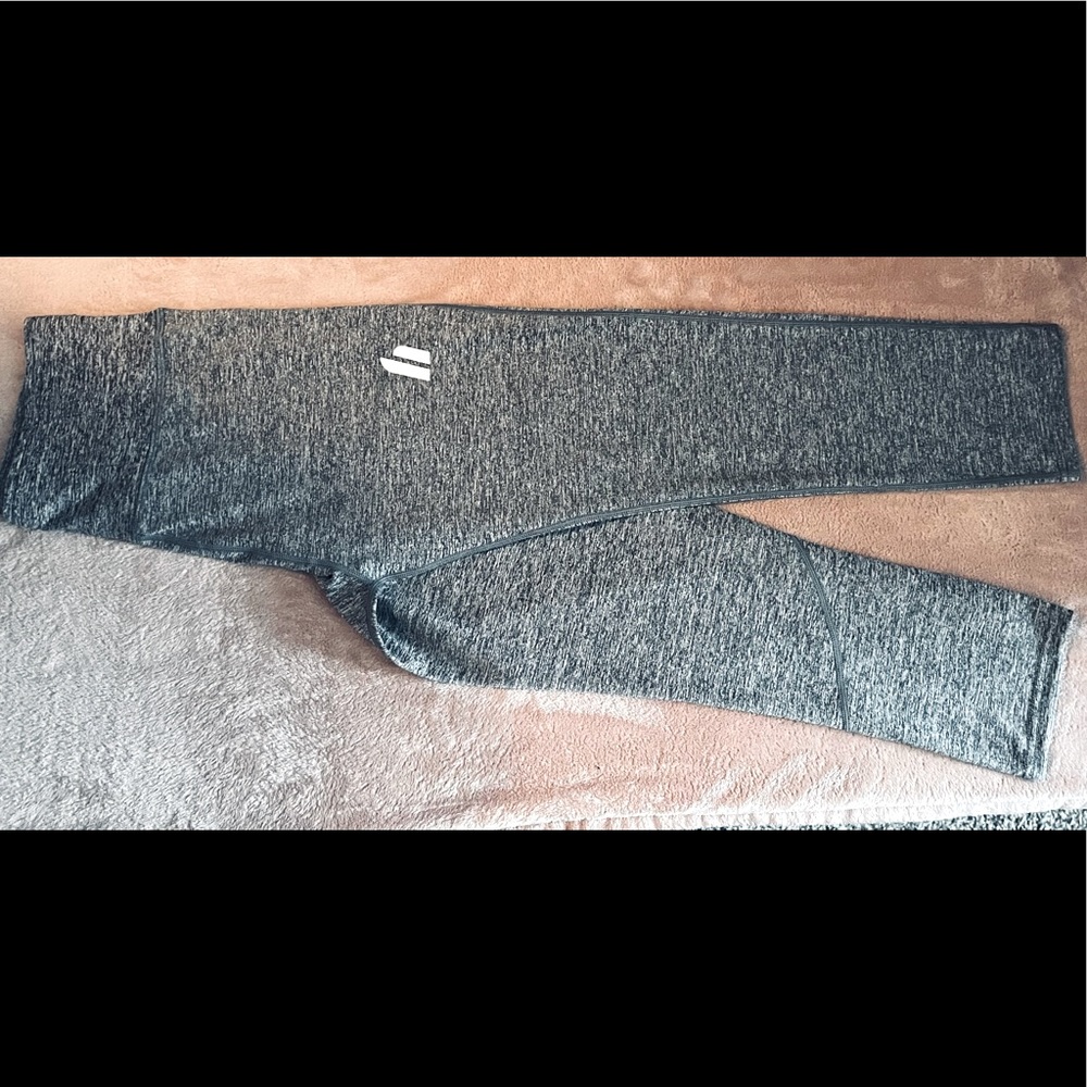 Never worn capri compression leggings